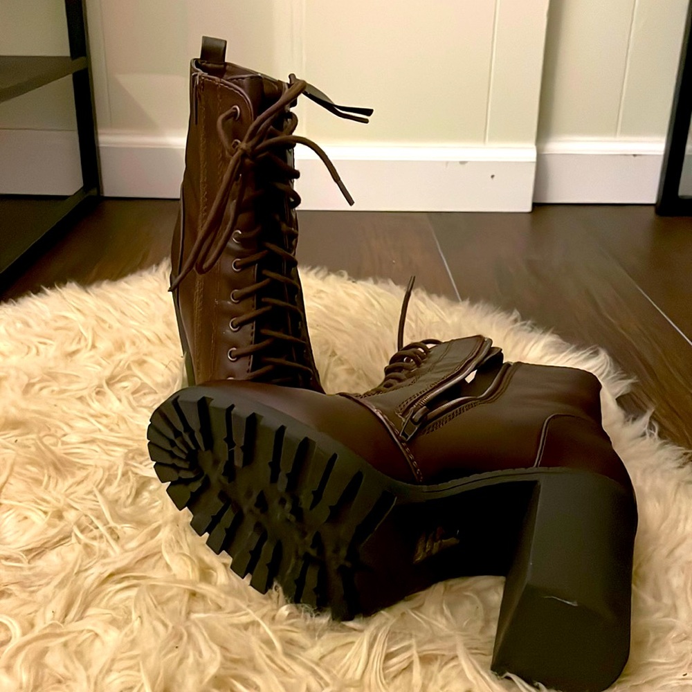 Chunky heeled laced boots